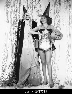 HALLOWEEN Pin-up Hollywood-Schauspielerin GLORIA SAUNDERS 1946 Foto von BUD FRAKER Paramount Picyures Stockfoto