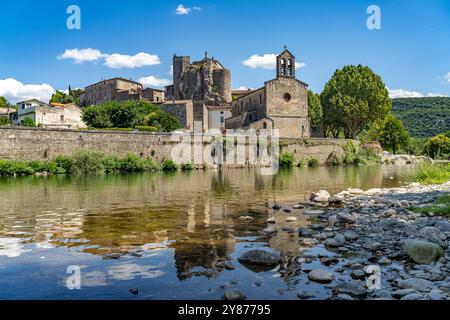 Die Kirche Sainte-Marie-Madeleine, Burg Chateau de Laroque und der Fluss Hérault in Laroque, Frankreich, Europa | Kirche Sainte-Marie-Madeleine, Chate Stockfoto