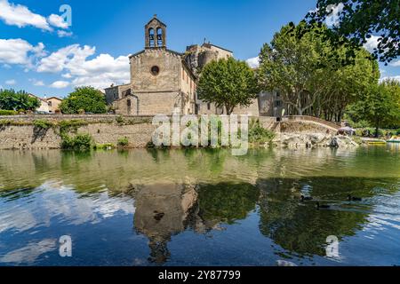 Die Kirche Sainte-Marie-Madeleine, Burg Chateau de Laroque und der Fluss Hérault in Laroque, Frankreich, Europa | Kirche Sainte-Marie-Madeleine, Chate Stockfoto