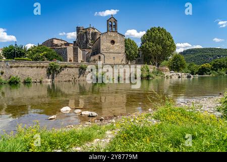 Die Kirche Sainte-Marie-Madeleine, Burg Chateau de Laroque und der Fluss Hérault in Laroque, Frankreich, Europa | Kirche Sainte-Marie-Madeleine, Chate Stockfoto