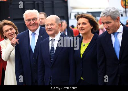 Feierlichkeiten zum Tag der Deutschen Einheit Schwerin, 03.10.2024 Feierlichkeiten zum Tag der Deutschen Einheit in Schwerin Elke Büdenbender, Ehefrau von Bundespräsident Frank- Walter Steinmeier, Bundeskanzler Olaf Scholz und seine Ehefrau Brita Ernst Mecklenburg - Vorpommern 2024 Stockfoto