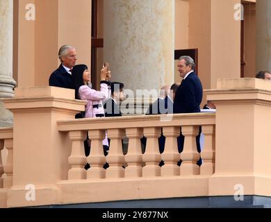 Feierlichkeiten zum Tag der Deutschen Einheit Schwerin, 03.10.2024 Feierlichkeiten zum Tag der Deutschen Einheit in Schwerin. Im Bild: Ex- Bundeskanzler Gerhard Schröder und seine Frau Seon Kim auf dem Balkon des Mecklenburgischen Staatstheaters machen ein Selfi Mecklenburg - Vorpommern Deutschland *** Feiern zum Tag der Deutschen Einheit Schwerin, 03 10 2024 Feiern zum Tag der Deutschen Einheit in Schwerin im Bild Ex Bundeskanzler Gerhard Schröder und seine Frau Seon Kim auf dem Balkon des Mecklenburgischen Landesurhebertheaters Mecklenburg Stockfoto