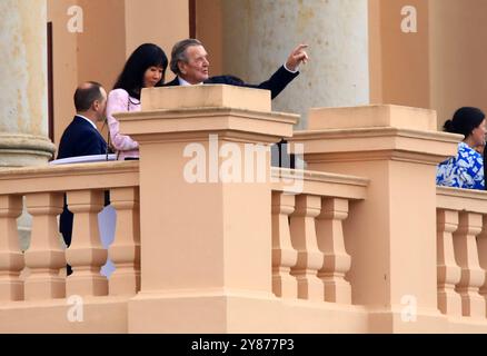 Feierlichkeiten zum Tag der Deutschen Einheit Schwerin, 03.10.2024 Feierlichkeiten zum Tag der Deutschen Einheit in Schwerin. Im Bild: Ex- Bundeskanzler Gerhard Schröder und seine Frau Seon Kim auf dem Balkon des Mecklenburgischen Staatstheaters machen ein Selfi Mecklenburg - Vorpommern Deutschland *** Feiern zum Tag der Deutschen Einheit Schwerin, 03 10 2024 Feiern zum Tag der Deutschen Einheit in Schwerin im Bild Ex Bundeskanzler Gerhard Schröder und seine Frau Seon Kim auf dem Balkon des Mecklenburgischen Landesurhebertheaters Mecklenburg Stockfoto