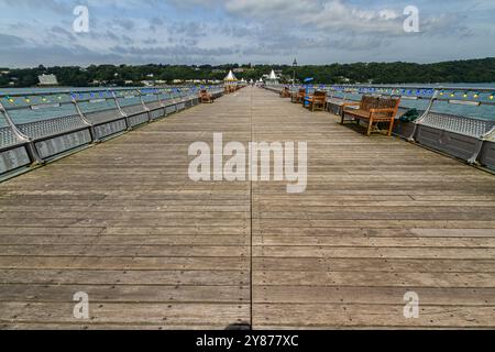 Weitwinkelblick auf einen Pleasure Pier an einem Sommertag. Bangor, Gwynedd, Nordwales, Großbritannien Stockfoto