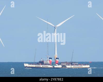 Warden Bay, Kent, Großbritannien. Oktober 2024. Der letzte Raddampfer der Welt, Waverley, hat heute Nachmittag die Windfarm Kentish Flats in der Themse vor der Warden Bay in Kent gesehen. Quelle: James Bell/Alamy Live News Stockfoto