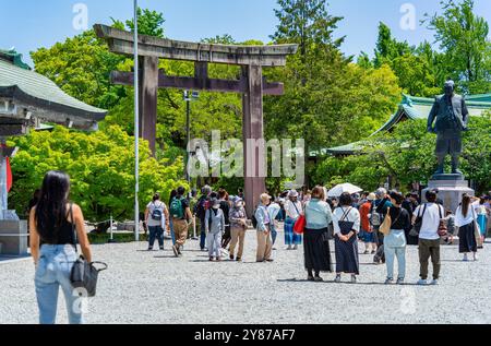 Osaka, Japan - 05.05.2024: Torii-Tor-Schrein am Eingang der Burg Osaka, die berühmte Touristenattraktion und Wahrzeichen der Stadt. Stockfoto