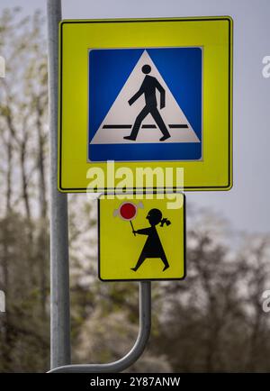 Fußgänger- und Kinderüberquerung. Polnisches Verkehrsschild. Stockfoto