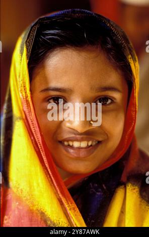 Bangladesch; Porträt eines moslemischen Mädchens mit Kopftuch. Stockfoto