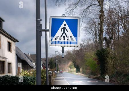Straßenschild, Fußgängerüberquerung. Straße in einer Wohnsiedlung. Deutsches Verkehrszeichen. Stockfoto