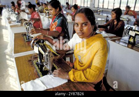 Bangladesch, Dhaka, Frauen, die an Nähmaschinen in einer Textilfabrik arbeiten. Stockfoto