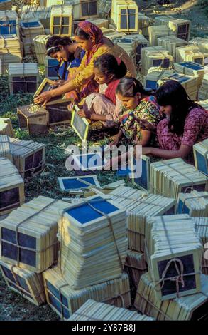 Bangladesch, Manikganj, Frauen bauen Schieferplatten in der Werkstatt einer kleinen Fabrik zusammen, die Schulschieferplatten für den Unterricht herstellt. Stockfoto