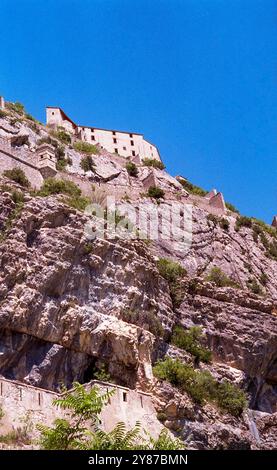 Befestigte Zitadelle im mittelalterlichen Alpendorf Entrevaux in den Südfranzösischen Alpen Stockfoto