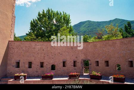 Festungsmauer im mittelalterlichen Alpendorf Entrevaux in den Südfranzösischen Alpen Stockfoto