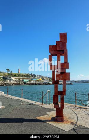 Sir Anthony Gormleys „Look II“-Skulptur (12 Fuß) blickt von seinem Haus am West Hoe Pier Plymouth aus auf den Tinnlido. Es ist Nebensaison in der Küstenstadt aka Stockfoto