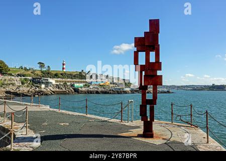 Sir Anthony Gormleys „Look II“-Skulptur (12 Fuß) blickt von seinem Haus am West Hoe Pier Plymouth aus auf den Tinnlido. Es ist Nebensaison in der Küstenstadt aka Stockfoto