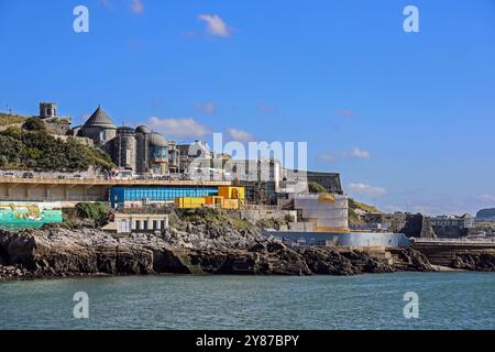 In der Nebensaison und Plymouth's ikonischer Art-Deco-Tinner Lido ist mit Gerüsten und Schildern bedeckt, während ein mehrere Millionen Pfund schwerer transformativer Upgrade t Stockfoto