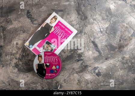 DVD der romantischen Komödie Frühstück im Tiffanys Starrirng George Peppard aus dem Jahr 1961 mit Audrey Hepburn im legendären schwarzen Abendkleid mit langen Handschuhen Stockfoto
