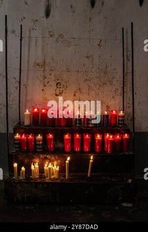 Kerzen beleuchtet von Gläubigen Katholiken in der Kirche San Andrés de Teixido Stockfoto