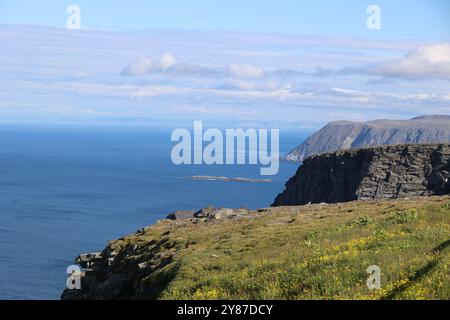 Blick auf die steile Mauer des Nordkap Plateaus - am Nordkap, Norwegen Stockfoto