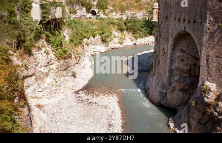 Befestigungsanlagen über dem Fluss im mittelalterlichen Alpendorf Entrevaux in den Südfranzösischen Alpen Stockfoto