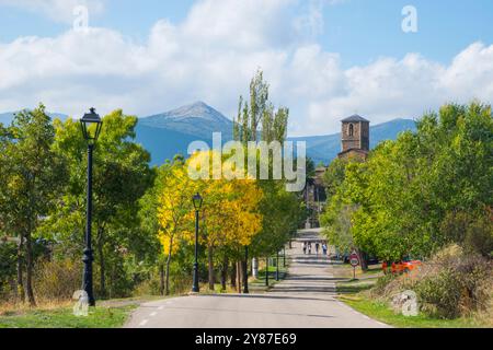 Durch die Straße. Campillo de Ranas, Provinz Guadalajara, Castilla La Mancha, Spanien. Stockfoto