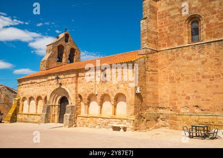 Fassade der Kirche San Andres. Romanillos de Atienza, Provinz Guadalajara, Castilla La Mancha, Spanien. Stockfoto