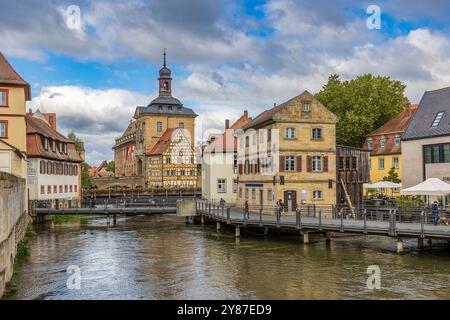 Bamberger Stadtblick, 03.101.2024 das Bild zeigt das historische Alte Rathaus von Bamberg, das auf einer kleinen Insel in der Regnitz steht. Das markante Fachwerk des Rathauses und die angrenzenden Gebäude entlang des Flusses prägen das Stadtbild. Bamberg Bayern Deutschland *** Bamberger Stadtansicht, 03 101 2024 das Bild zeigt das historische Alte Rathaus von Bamberg, das auf einer kleinen Insel in der Regnitz steht. Die markante Fachwerkstruktur des Rathauses und der angrenzenden Gebäude entlang des Flusses prägen das Stadtbild Bamberg Bayern Deutschland 20241003-6V2A8670-HDR-M4000 Stockfoto
