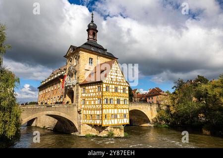 Bamberger Stadtblick, 03.101.2024 Alte Rathaus von Bamberg, das sich malerisch auf einer Brücke über die Regnitz erhebt. Das Fachwerk des Gebäudes, das auf einer künstlich angelegten Insel errichtet wurde, sticht durch seine gelben Balken hervor. Die Brücke verbindet die Altstadt mit dem anderen Ufer. Bamberg Bayern Deutschland *** Bamberger Stadtansicht, 03 101 2024 Bamberger altes Rathaus, das malerisch auf einer Brücke über die Regnitz erhebt. Die Fachwerkkonstruktion des auf einer künstlichen Insel errichteten Gebäudes zeichnet sich durch seine gelben Balken aus, mit denen die Brücke die Altstadt verbindet Stockfoto