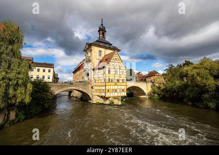 Bamberger Stadtblick, 03.101.2024 Alte Rathaus von Bamberg, das sich malerisch auf einer Brücke über die Regnitz erhebt. Das Fachwerk des Gebäudes, das auf einer künstlich angelegten Insel errichtet wurde, sticht durch seine gelben Balken hervor. Die Brücke verbindet die Altstadt mit dem anderen Ufer. Bamberg Bayern Deutschland *** Bamberger Stadtansicht, 03 101 2024 Bamberger altes Rathaus, das malerisch auf einer Brücke über die Regnitz erhebt. Die Fachwerkkonstruktion des auf einer künstlichen Insel errichteten Gebäudes zeichnet sich durch seine gelben Balken aus, mit denen die Brücke die Altstadt verbindet Stockfoto