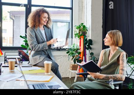 Zwei Kollegen führen ein inspirierendes Gespräch und fördern gleichzeitig Inklusivität und Kreativität. Stockfoto