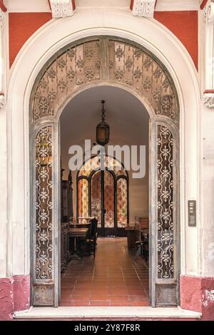 Eleganter Eingang mit Bogentür und schmiedeeisernen Details eines Gebäudes mit Blick auf die Hauptstraße der Stadt Città Sant'Angelo. Abruzzen Stockfoto