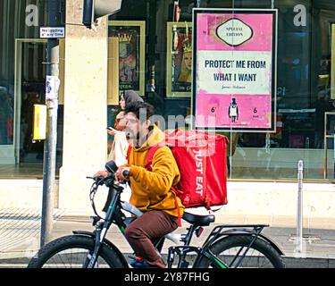 Glasgow, Schottland, Großbritannien. Oktober 2024. Wetter in Großbritannien: Sonnig wie Einheimische und Touristen, die auf den Straßen im Zentrum der Stadt sind. Credit Gerard Ferry/Alamy Live News Stockfoto