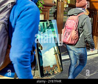 Glasgow, Schottland, Großbritannien. Oktober 2024. Wetter in Großbritannien: Sonnig wie Einheimische und Touristen, die auf den Straßen im Zentrum der Stadt sind. Credit Gerard Ferry/Alamy Live News Stockfoto