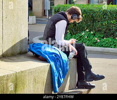 Glasgow, Schottland, Großbritannien. Oktober 2024. Wetter in Großbritannien: Sonnig wie Einheimische und Touristen, die auf den Straßen im Zentrum der Stadt sind. Credit Gerard Ferry/Alamy Live News Stockfoto