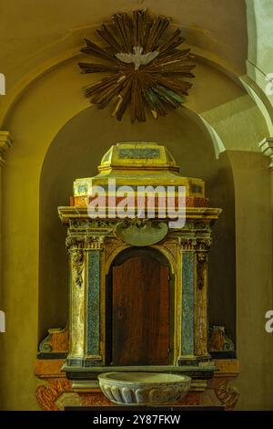 Taufbecken mit dem Bild des Heiligen Geistes in der Stiftskirche San Michele Arcangelo. Città Sant'Angelo, Provinz Pescara, Abruzzen, Italien Stockfoto