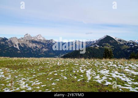 Malerisches, schneebedecktes Alpenpanorama aus den österreichischen Alpen, vom Neunerkoepfle aus gesehen, Österreich, Tannheimer Tal, an einem Septembertag Stockfoto