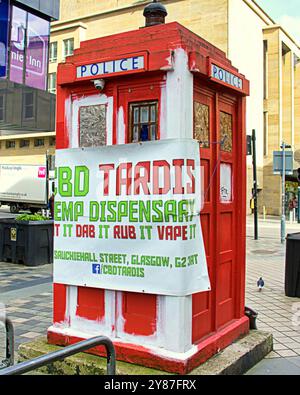 Glasgow, Schottland, Großbritannien. Oktober 2024. Wetter in Großbritannien: Sonnig wie Einheimische und Touristen, die auf den Straßen im Zentrum der Stadt sind. Die tardis-Polizeibox in der sauchiehall-Straße in der traditionellen roten Farbe der Stadt sieht aus wie ein Verkehrsunfall, der mit Verbänden und Werbe-cbs bedeckt ist. Credit Gerard Ferry/Alamy Live News Stockfoto