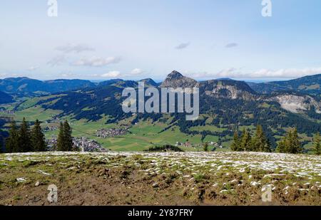 Schneebedecktes Alpenpanorama aus den österreichischen Alpen, vom Neunerkoepfle, Österreich, Tannheimer Tal oder Tannheimer Tal an einem sonnigen Septembertag Stockfoto