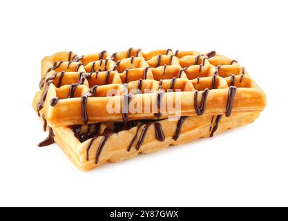 Köstliche belgische Waffeln mit geschmolzener Schokolade isoliert auf weiß Stockfoto