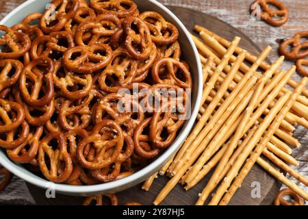 Köstliche Brezelkracker und salzige Sticks auf Holztisch, über dem Blick Stockfoto