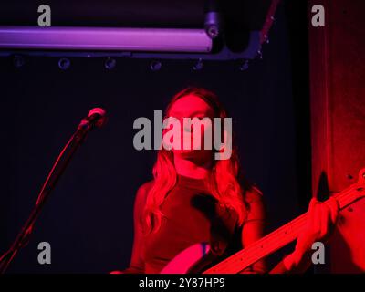 Betty Taylor spielte ihren ersten Auftritt in Großbritannien. Unterstützung der Grogans. Stockfoto