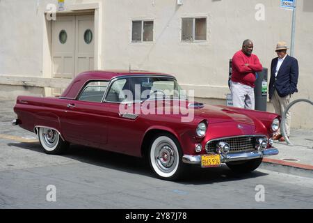 Zwei Männer bewundern ein wunderschönes Red 1955 Ford Thunderbird Cabrio. Stockfoto