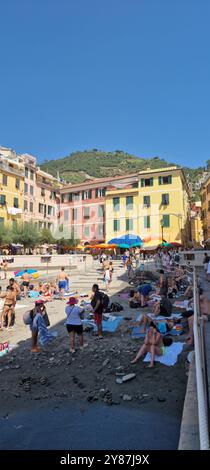 Malerischer Blick auf die Menschen am Strand in der historischen Küstenstadt Vernazza, Cinque Terre, Italien an einem sonnigen Sommertag Stockfoto