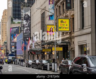 Theater und Restaurants in der West 44th Street am Times Square ziehen Touristen an, 2024, New York City, USA Stockfoto