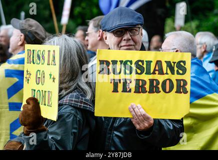 GEGENDEMO Euer Frieden ist unser Todesurteil Ukrainer halten Plakate mit der Aufschrift Russia Go HOME bei der Gegendemo Euer Frieden ist unser Todesurteil , Berlin, 03.10.2024. Berlin Berlin Deutschland *** GEGENDEMO dein Frieden ist unser Todesurteil Ukrainer halten Plakate mit der Aufschrift Russland nach Hause gehen bei der Gegendemonstration dein Frieden ist unser Todesurteil, Berlin, 03 10 2024 Berlin Berlin Deutschland Stockfoto