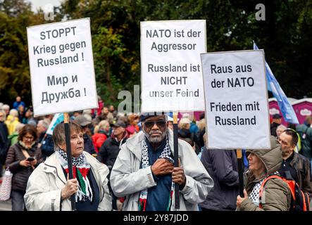 Demo nie wieder Krieg Demonstranten halten Plakate mit Parolen wie Stoppt Krieg gegen Russland , raus der NATO , NATO ist der Aggressor während einer Demonstration des Bündnis nie wieder Krieg in Berlin, 03.10.2024. Die Teilnehmer sind gegen die Stationierung von US-Raketen in Deutschland, gegen den Krieg in der Ukraine und gegen deutsche Waffenlieferungen an die Ukraine und Israel. Berlin Berlin Deutschland *** Demo nie wieder Krieg Demonstranten halten Plakate mit Slogans wie Stop war against Russia , get out from NATO , NATO ist der Aggressor bei einer Demonstration der Allianz nie Stockfoto