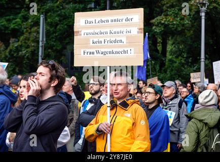 GEGENDEMO Euer Frieden ist unser Todesurteil Ukrainer bei der Gegendemo Euer Frieden ist unser Todesurteil , Berlin, 03.10.2024. Berlin Berlin Deutschland *** GEGENDEMO dein Frieden ist unser Todesurteil Ukrainer bei der Gegendemo dein Frieden ist unser Todesurteil, Berlin, 03 10 2024 Berlin Berlin Deutschland Stockfoto