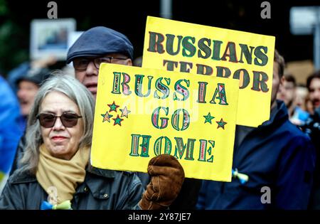 GEGENDEMO Euer Frieden ist unser Todesurteil Ukrainer halten Plakate mit der Aufschrift Russia Go HOME bei der Gegendemo Euer Frieden ist unser Todesurteil , Berlin, 03.10.2024. Berlin Berlin Deutschland *** GEGENDEMO dein Frieden ist unser Todesurteil Ukrainer halten Plakate mit der Aufschrift Russland nach Hause gehen bei der Gegendemonstration dein Frieden ist unser Todesurteil, Berlin, 03 10 2024 Berlin Berlin Deutschland Stockfoto