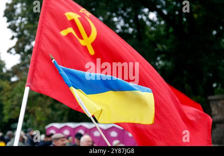 Gegendemo Euer Freiden ist unser Todesurteil ein ukrainischer Mann hält eine ukrainische Flagge vor die ehemalige Flagge der Sowjetunion die von einem Mann in russischer Uniform halten wird bei der Gegendemo Euer Frieden ist unser Todesurteil , Berlin, 03.10.2024. Berlin Berlin Deutschland *** Gegendemonstration dein Frieden ist unser Todesurteil Ein ukrainischer Mann hält eine ukrainische Flagge vor der ehemaligen Flagge der Sowjetunion, die von einem Mann in russischer Uniform gehalten wird bei der Gegendemonstration dein Frieden ist unser Todesurteil, Berlin, 03 10 2024 Berlin Berlin Deutschland Stockfoto