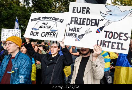 GEGENDEMO Euer Frieden ist unser Todesurteil Ukrainer bei der Gegendemo Euer Frieden ist unser Todesurteil , Berlin, 03.10.2024. Berlin Berlin Deutschland *** GEGENDEMO dein Frieden ist unser Todesurteil Ukrainer bei der Gegendemo dein Frieden ist unser Todesurteil, Berlin, 03 10 2024 Berlin Berlin Deutschland Stockfoto